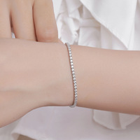 Bracelet léger minimaliste pour femme en argent sterling S925 plaqué rhodium, serti de moissanite taille brillant 2 mm 0,03 ct, monture griffe géométrique