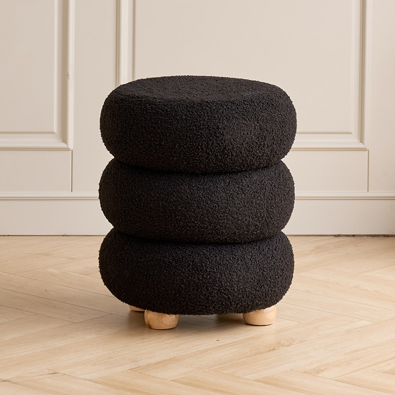 Donut nero a tre strati con piedini in legno