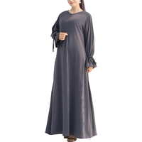 Abaya bicolore contemporaine pour femmes Lignes avec ceinture et manches larges - une tenue modeste et avant-gardiste