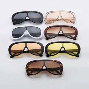 Gafas de Sol de Piloto con Marco Grande Negro Vintage y Logotipo Personalizado 2025, Lentes de Una Pieza con Protección UV400 para Mujer - Product Image 4