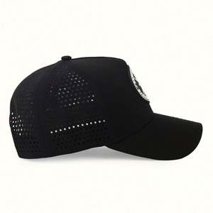 Gorra de béisbol de 5 paneles sin estructura personalizada al por mayor con orificios cortados a láser, logo de PVC de goma, ajustable, profesional, OEM común - Product Image 5