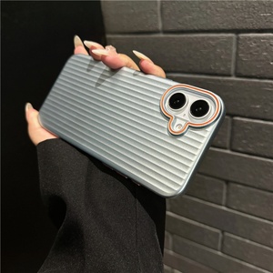 Funda para Teléfono con Diseño Metálico y Rayas Corrugadas para iPhone 12 13 14 15 16 Pro Max, Acabado Mate, Estilo Maleta - Product Image 3
