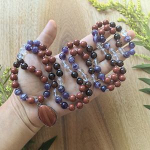 Collier de méditation noué à la main avec 108 perles en améthyste, grenat orange, cristal blanc et pendentif en jaspe rouge, bijou cadeau pour le yoga - Product Image 3