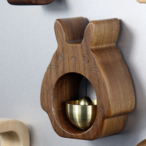 Campana de Viento Magnética de Madera de Nogal Negro y Latón, Decoración para el Hogar u Oficina, Fácil Instalación, Regalo Personal - Product Image 1