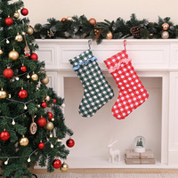 Bolsa de regalo colgante de lona acolchada a cuadros gingham personalizada al por mayor con diseño de puño con volantes lindo para Navidad