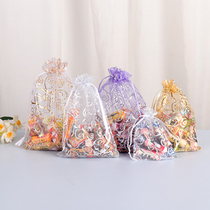 Vente en gros de sachets créatifs en <span class=keywords><strong>organza</strong></span> pour bijoux avec ouverture estampée en or Cadeaux de Noël pour bijoux sacs de bonbons - Product Image 5