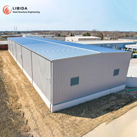 Bâtiment d'entrepôt en structure métallique, entrepôt préfabriqué en acier avec système de bardage de toit et de paroi en acier