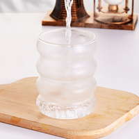 Tasse à café en verre à haute teneur en borosilicate Verrerie ondulée Verres à boissons en forme de vague pour eau de jus de café glacé