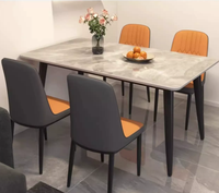 Ensemble de table à manger moderne en marbre blanc rectangulaire avec chaises rembourrées bicolores pour cuisine, salle à manger, maison, restaurant, hôtel