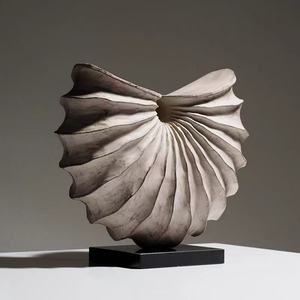 Adorno de Ala Abstracto con Textura Escultural, Estilo Vintage Desgastado, para Sala de Estar o Rincón de Arte - Product Image 5