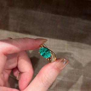 Anillo <span class=keywords><strong>de</strong></span> Compromiso <span class=keywords><strong>de</strong></span> Lujo <span class=keywords><strong>con</strong></span> Circonita Cúbica Paraiba <span class=keywords><strong>de</strong></span> Corte Ovalado para Mujer, Chapado en <span class=keywords><strong>Oro</strong></span> <span class=keywords><strong>de</strong></span> 18K, <span class=keywords><strong>con</strong></span> Banda Ondulada Cruzada y Circonitas Pavé - Product Image 5