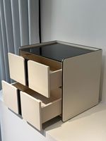Table de chevet moderne compacte et écologique avec plateau en verre, 2 tiroirs à ouverture par pression, étagère de rangement en bois massif mélaminé pour appartement