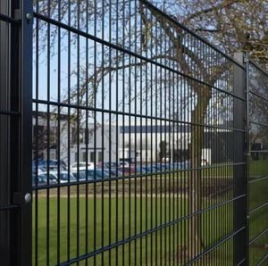 Clôture à <span class=keywords><strong>double</strong></span> <span class=keywords><strong>fil</strong></span> 868 avec cadre <span class=keywords><strong>rigide</strong></span> à <span class=keywords><strong>double</strong></span> tranchant en acier au carbone et poteaux pour la ferme - Product Image 3