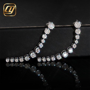 Boucles d'oreilles pendantes en argent 925 avec moissanite sertie clos et diamants linéaires - Product Image 4