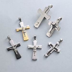 Collar con Colgante de Cruz Cristiana Clásica XR Jewelry, Chapado en Oro de 18K, Acero Inoxidable, Unisex, Personalizable, Venta al Por Mayor - Product Image 1