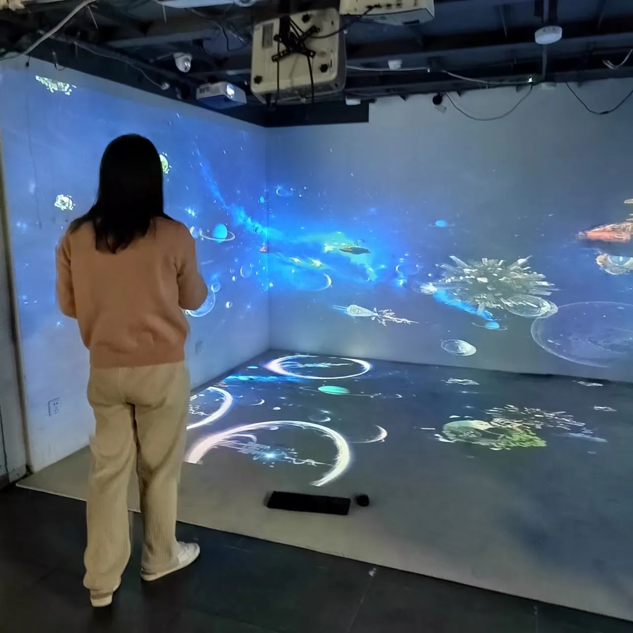 ऑनलाइन दुकान गर्म बिक्री इंटरैक्टिव दीवार खेल उपकरण Immersive कमरे में रहने वाले प्रक्षेपण मानचित्रण