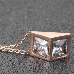 Collier pendentif tendance, géométrique, carré, zircone, ton argent, à porter au quotidien, cadeau - Product Image 3