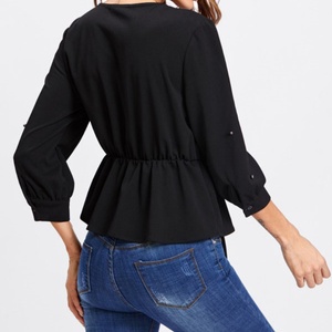 เสื้อเบลาส์ผู้หญิงคอวีลึกสีดำประดับด้วยลูกปัดแบบผูกปมด้านหน้า - Product Image 5