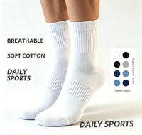 Chaussettes de sport en coton blanc mi-mollet, disponibles en couleurs personnalisables. Chaussettes de sport en gros, adaptées aux hommes et aux femmes.