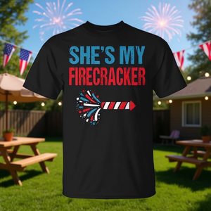 T-shirt pour couple « Elle est ma pétard » pour le 4 juillet, avec motif de feux d'artifice, cadeau promotionnel festif pour lui et elle - Product Image 3