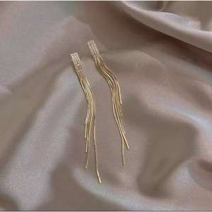 ต่างหูแบบติดหู Tiyo Tassel ทำจากโลหะผสมสังกะสี ชุบทอง 14K ประดับเพชรซิร์คอนแบบฝังละเอียด สไตล์วินเทจ เหมาะสำหรับงานปาร์ตี้และแฟชั่น - Product Image 1