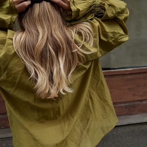 Ensemble 2 pièces vert olive personnalisé pour femme : Blouse ample à col en V, manches lanternes, poignets élastiques et haut transparent, idéal pour les vacances - Product Image 3