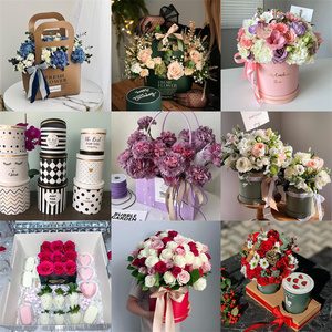 Vente en gros Boîte cadeau romantique avec cœur et fleur Boîtes rigides recyclables Conception de faveurs de style populaire Cérémonies Laminage mat Gaufrage - Product Image 4