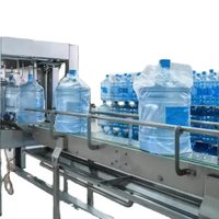 Chaîne de production de boissons entièrement automatique 3-en-1 à grande capacité pour le remplissage d'eau en fûts plastiques de 5 gallons, motorisée