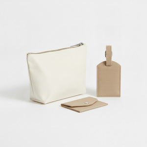 Ensemble cadeau écologique en toile Tyvek avec fermeture éclair, personnalisable ODM/OEM, certifié ISO BSCI SMETA, comprenant une trousse de toilette, une étiquette de bagage et un porte-cartes, 3 pièces - Product Image 2