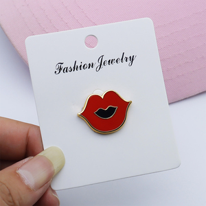 笑顔のピン セクシーなカラーのエナメル合金メタルリップピン 女の子らしい赤い唇のバッジピン ジュエリー作り用リップブローチ - Product Image 4