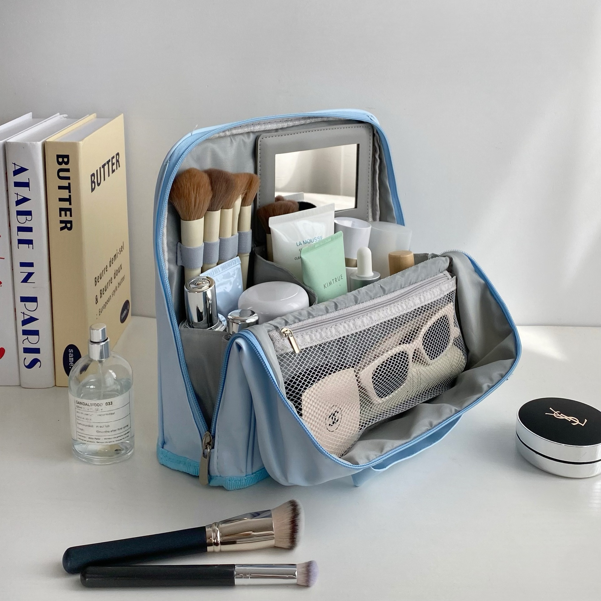Trousse de toilette bleue avec miroir intégré.