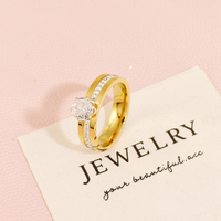 Klassischer Vergoldeter Solitär-Verlobungsring Edelstahl Runder CZ-Kanalbesatz-Ring Damen-Hochzeitsschmuck Großhandel