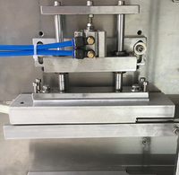 Machine d'emballage en cellophane semi-automatique à moteur mécanique à bas prix pour boîtes de parfum et emballages alimentaires, haute productivité