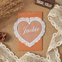 Marque-places de mariage personnalisés en forme de cœur avec dentelle, imprimés par transfert thermique, réutilisables, en polyester, cartes nominatives personnalisées, table romantique