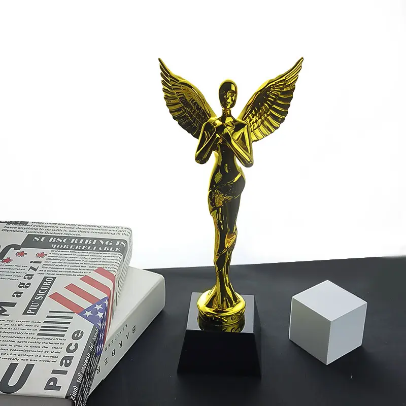 Vente en gros Résine Golden Wing Trophée Logam Sayap Ange Métal Trophée Oscar Fée Cristal Ange Trophée