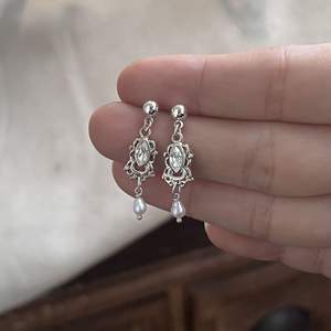 Boucles d'oreilles pendantes Wenchi en argent pur S925, style rétro palais et occidental, motif creux avec zircon et perle en forme de goutte d'eau, Chine - Product Image 5