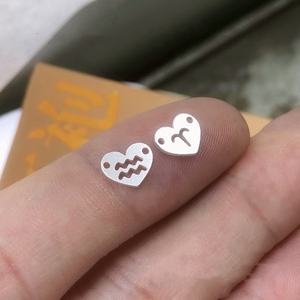 S925 plata esterlina <span class=keywords><strong>amor</strong></span> <span class=keywords><strong>en</strong></span> forma de corazón 12 signos del zodiaco colgantes <span class=keywords><strong>con</strong></span> doble agujero para DIY suministros de fabricación de joyas permanentes - Product Image 3
