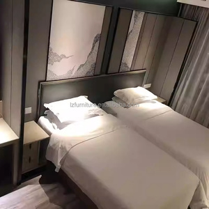 Ensemble de chambre à coucher économique pour hôtel : lit en bois, tables de chevet, tête de lit, bureau, chaise, armoire, console TV pour mobilier d'hôtel 3 étoiles - Product Image 3