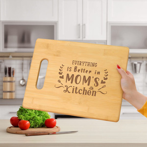 Tabla de cortar de madera para grabado láser transfronterizo, conmemorativa, de doble cara, portátil, '<span class=keywords><strong>TODO</strong></span> ESTÁ <span class=keywords><strong>MEJOR</strong></span> EN LA COCINA DE MI MAMÁ' - Product Image 2
