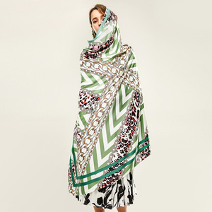 Foulard carré en satin sergé 130x130cm imprimé léopard avec motif chaîne, bandana léger, châle pour femme - Product Image 4