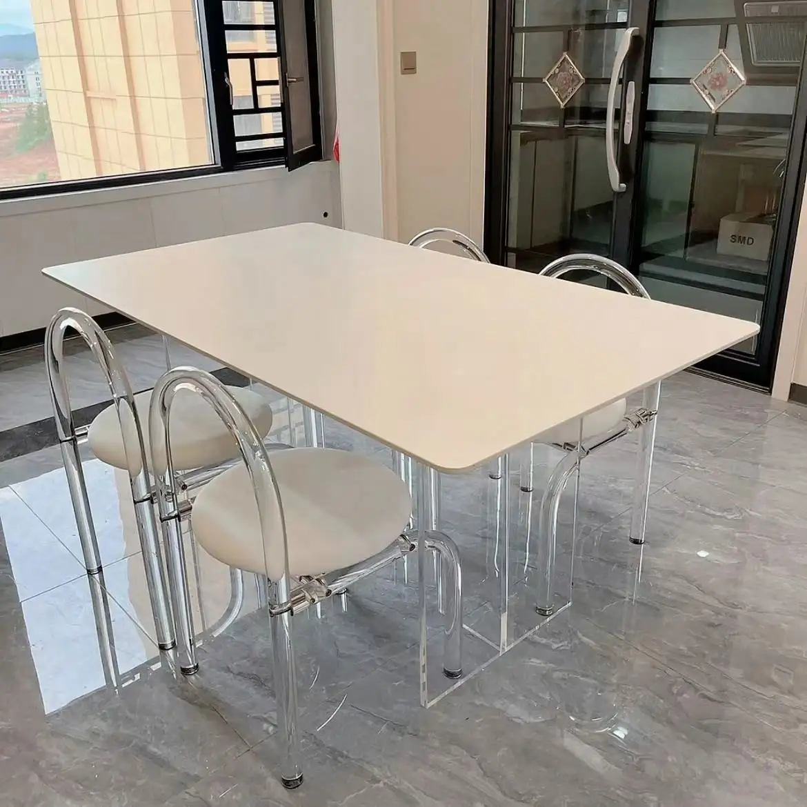 2023 yeni özelleştirilmiş akrilik plaka masa dikdörtgen tasarımcı yaratıcı Minimalist lüks kristal sandalye masa ve sandalye seti