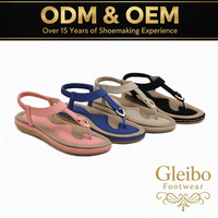 Sandales plates d'extérieur confortables et rembourrées pour femmes, style bohème, avec bride en T et décorations métalliques, modèle 2026, fabrication directe usine OEM ODM