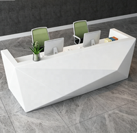 Comptoir d'accueil minimaliste avec structure en panneaux blancs, table d'appoint étendue et style professionnel moderne