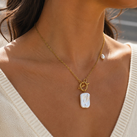 Collier en acier doré avec fermoir anneau, perle baroque surdimensionnée centrale, petites perles latérales décoratives, fermoir à bascule, bijou cadeau pour femme