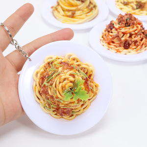 โมเดลอาหารจำลองขนาด 9 ซม. รูปแบบก๋วยเตี๋ยวผัดเนื้อบด จานอาหารปลอมรูปก๋วยเตี๋ยว ของตกแต่งพวงกุญแจ - Product Image 3