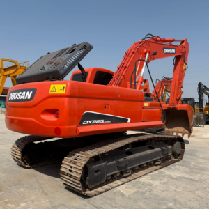 Excavadora de cadenas usada Doosan DX250, modelo 2023, pocas horas, excelente estado, componentes de motor, engranajes y rodamientos en stock. - Product Image 1