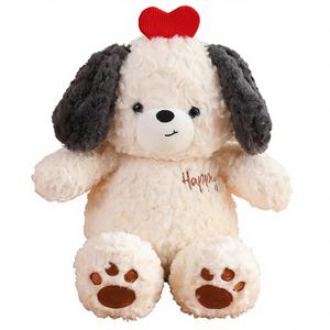 Peluche chien mignon avec tête à pattes brodées délicates, cœur rouge et oreilles souples noires, jouet d'amour pour la Saint-Valentin - Product Image 1