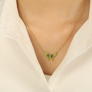 Collier pendentif papillon en émail vert plaqué or, chaîne de clavicule en acier inoxydable, bijoux tendance - Product Image 4