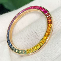 Bague haut de gamme en or massif 18 carats avec diamants de laboratoire, accompagnée du mouvement 4130 et d'un luxueux sertissage de pierres précieuses arc-en-ciel