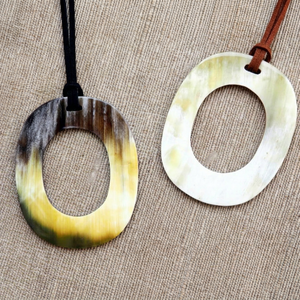 Colgante de Cuerno Elaborado con Precisión, Resaltando Patrones Orgánicos, Acabado Elegante y Excelente Artesanía - Product Image 1